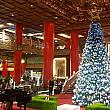 エントランスロビーには巨大なクリスマスツリー☆台湾では春節まで飾っているかな～?