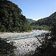 岩山の向かいには、清く細長いラクラク川（拉庫拉庫溪）が大きなカーブを描いて流れています。かつて、この一帯は台湾原住民「ブヌン族」の生活の場だったようです。
