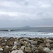 海岸は岩がゴロゴロ転がっているので夏でも海水浴は出来ないのですが、太平洋に浮かぶ亀山島が眺められますよ～。