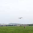 飛行機が飛んできました！風向きによっては松山空港を離着陸する飛行機が見られます。