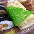 こちらが巻き寿司とお稲荷さんがセットになった「大綜合寿司」60元。意外とボリュームがあります。肉鬆と呼ばれるデンプが入っているのが台湾らしいですね。