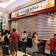 お店に到着したナビの前に飛び込んできたのは、開店を待ち望む行列！やっぱり台湾人はお肉好きですね～。しかも多くの人があの「いきなり！ステーキ」を台湾で食べられるなんて……と感激していました！