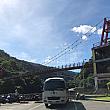 毎日猛暑日の台北ですが、新北市の南端、温泉地として有名な烏来にやってきました。この吊り橋を見ると「烏来に来たな～」って思います。