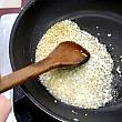 5．フライパンに油を熱してレモングラスとニンニクのみじん切りを入れて弱火で炒める。干しエビ、チリパウダーを加える。