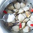 １．貝はきれいに洗ってから唐辛子、塩を加えた水に漬けて覆いをし、3時間ほどおいて砂抜きする。