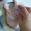 ３．鶏肉に塩小さじ2、酒3大さじ1をまぶして手でもみこみ15分ほどおく。