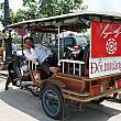 これはカンボジアの乗り物、トゥクトゥクです。