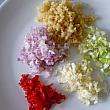 １．ニンニク、赤わけぎ、生姜、葱の白い部分、玉ねぎ、唐辛子をみじん切りにする。