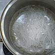3．水からとりだして熱湯で3－4分ゆでる。ざるにあげて水で洗って水気を切る。
