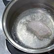 １．鍋に熱湯を沸かし、塩を少し加えて豚肉を入れてゆでる。火が通ればとりだして薄切りにする。