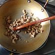 6．フライパンに油を熱して、ひき肉を炒める。