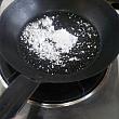 ２． 塩をフライパンで煎って水分をとばす。（煎り塩）