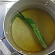 7．シロップを作る。水に砂糖、生姜を加えて火にかけ砂糖を煮溶かする。若干、煮詰めておく。
