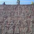 壁面には仏教らしい壁画が彫刻されています。