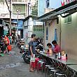 路地で食事をとるベトナム人も。異国の香りがしますね
