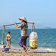 ノンラ―に天秤棒の行商。ベトナムの象徴でもあります