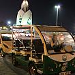 ニャチャンのナイトマーケット前で待機している電気バス