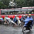 ベトナム人はみんな雨合羽を持参しています