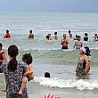 ベトナム人は服を着て海に入ります
